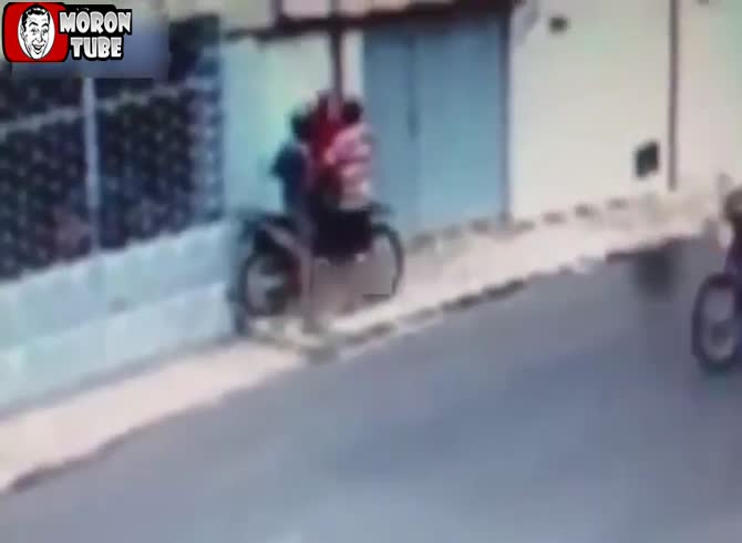 Video :A biker is fatally stabbed by two robbers who also take his two-wheeler